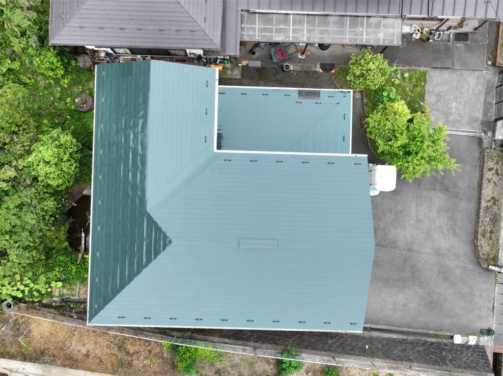 【奥州市】屋根を遮熱塗料で塗装しました！熱を反射している屋根はピカピカに輝いています！