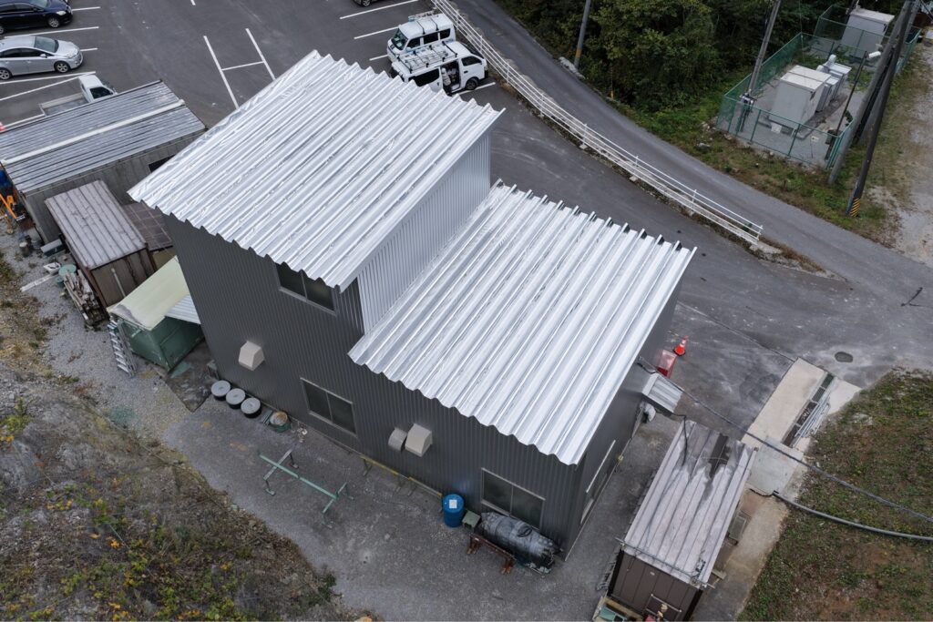 【一関市】作業場の暑さ対策にサーモバリアスカイ工法を施工しました。