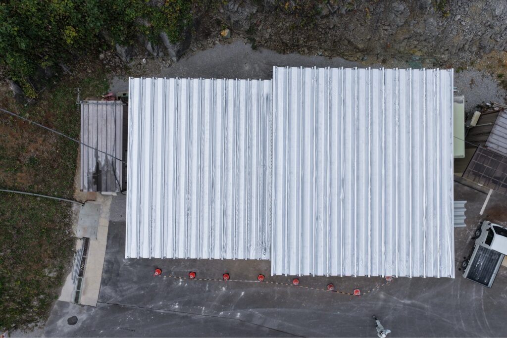 【一関市】作業場の暑さ対策にサーモバリアスカイ工法を施工しました。