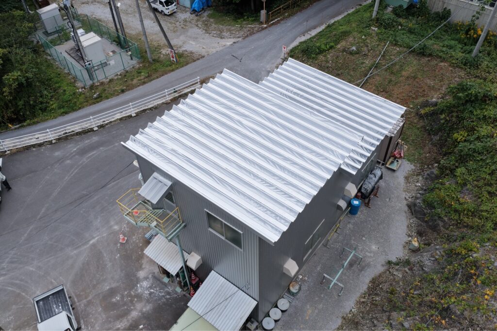 【一関市】作業場の暑さ対策にサーモバリアスカイ工法を施工しました。